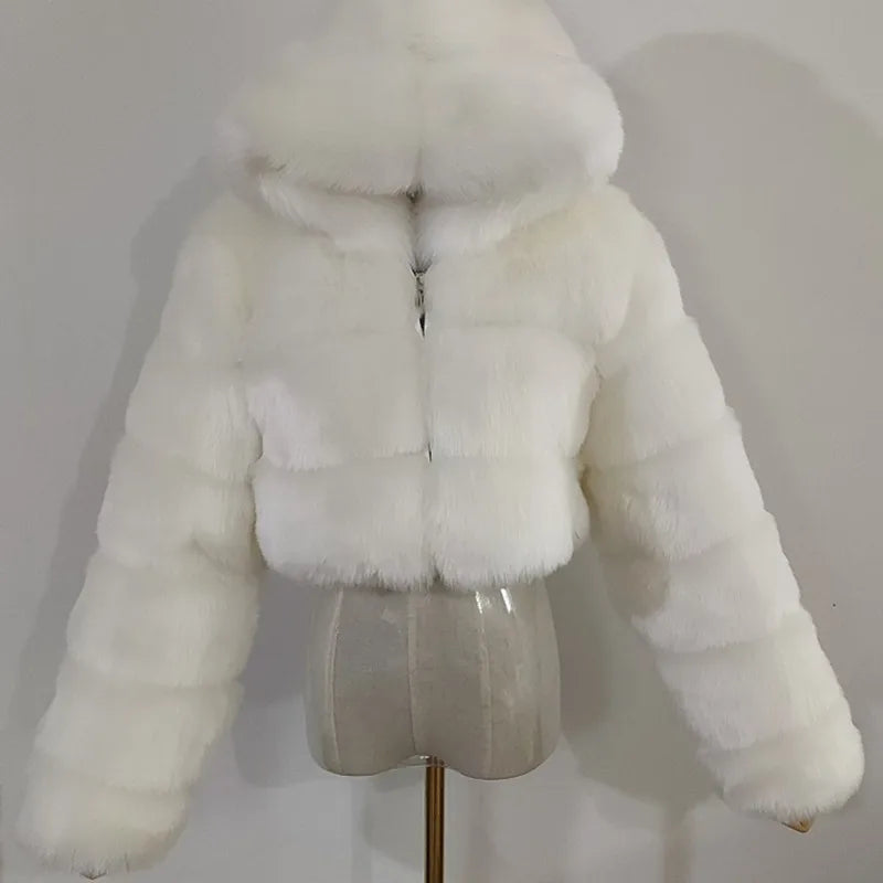 Hochwertiger Pelzmantel | Damenjacke mit Kapuze und Flauschigem Material 1