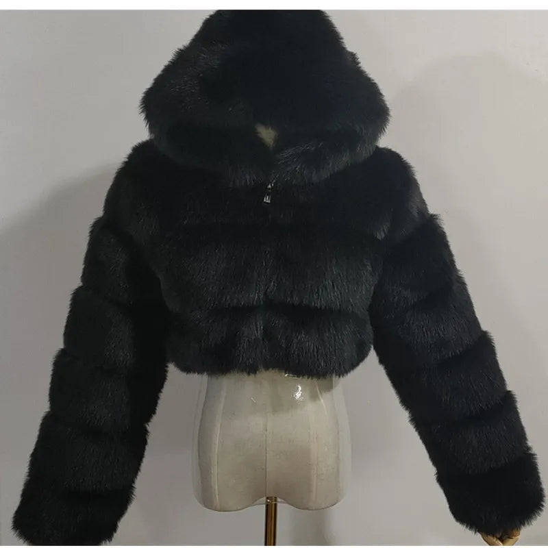 Hochwertiger Pelzmantel | Damenjacke mit Kapuze und Flauschigem Material 4