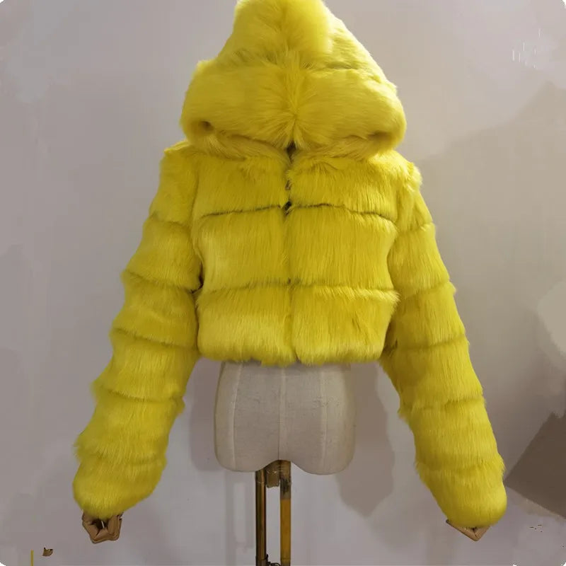 Hochwertiger Pelzmantel | Damenjacke mit Kapuze und Flauschigem Material 7